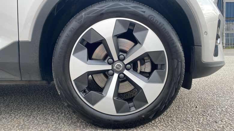 Volvo XC40 2.0 B4P Ultimate Dark 5dr Auto Petrol Estate